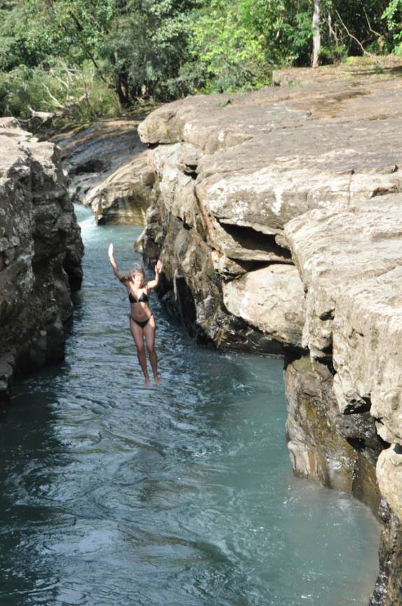 Saltando em canyon na região de Boquete, no Panamá